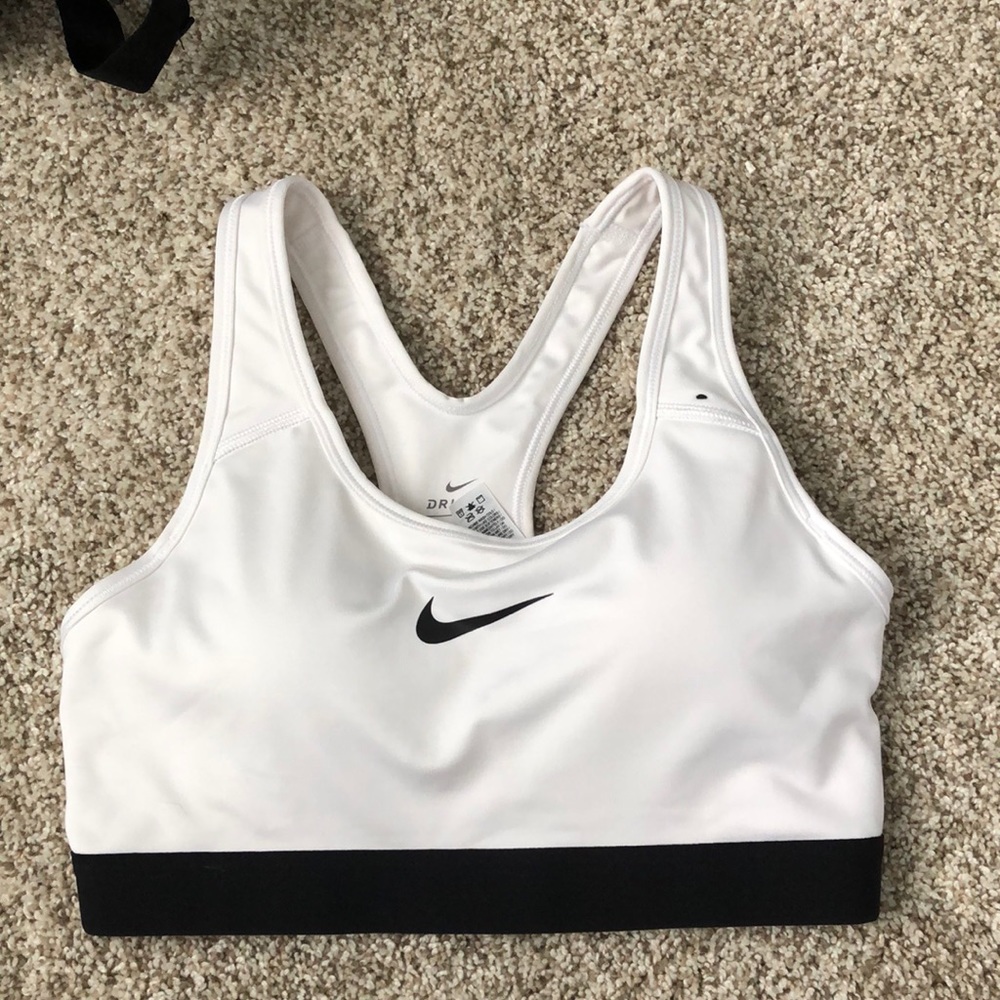 WHITE NIKE SPORTS BRA NWOT